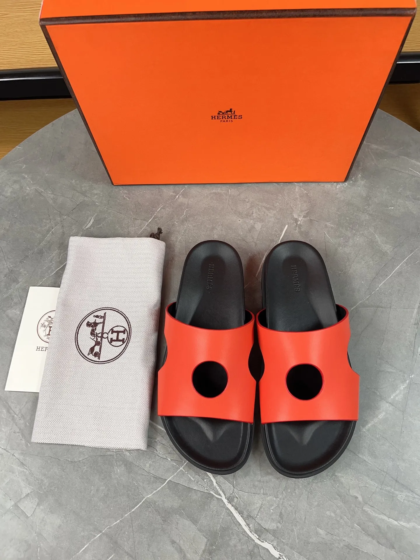 p400🐮🐮H family classic (couple style) Hermes Hermes spring and summer sandals series! Classic style, always popular slippers - sandals, great with any combination! ! ! Upper: imported PU inner lining: imported mixed sheepskin Outsole: Tpu non-slip and wear-resistant outsole Female size: 35-40 (customized at 41) Male size: 39-45 (customized at 39.45)